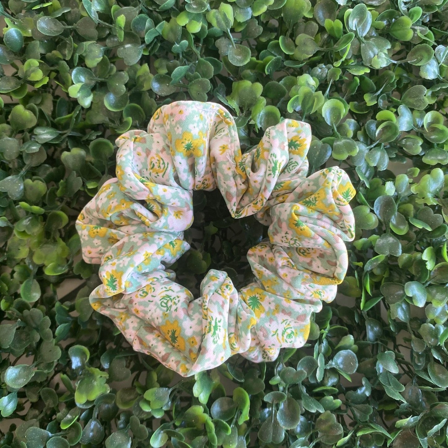 Flores Verdes Scrunchie | Moño de pelo